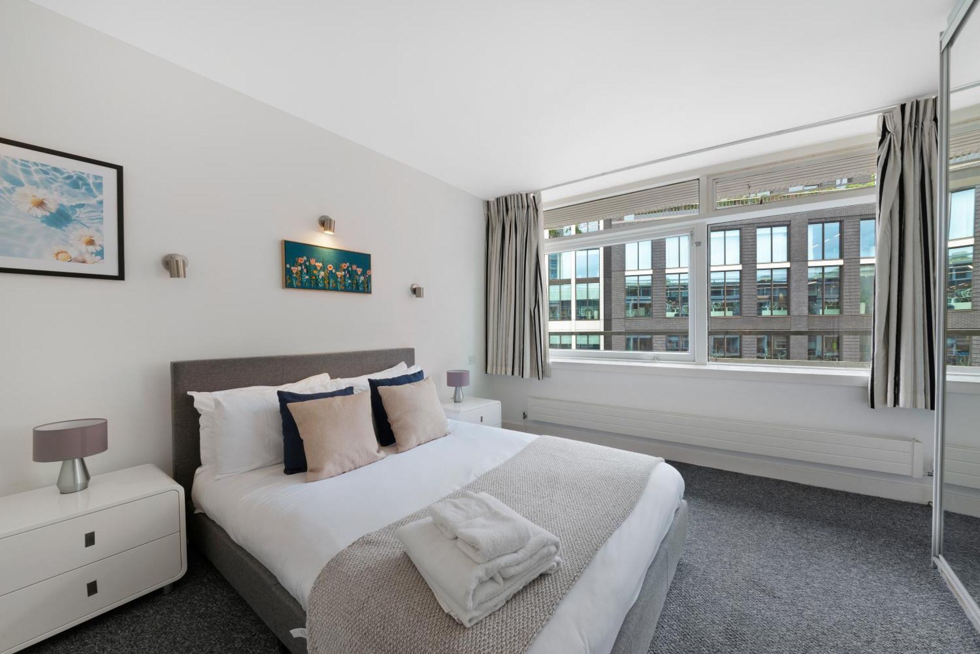 2 Bed Apartment- London- Lift & Balcony * Londra