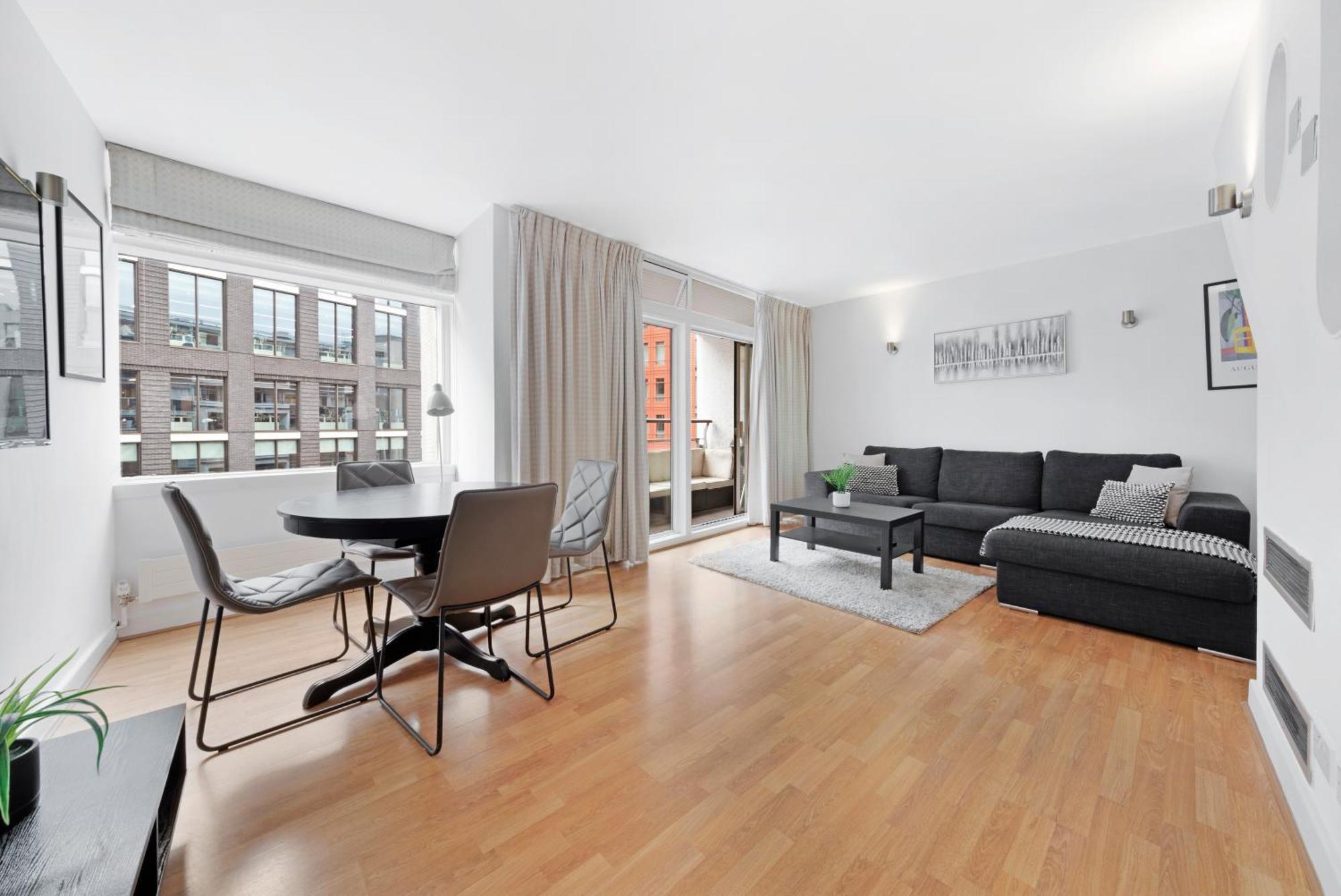 2 Bed Apartment- London- Lift & Balcony Appartamento