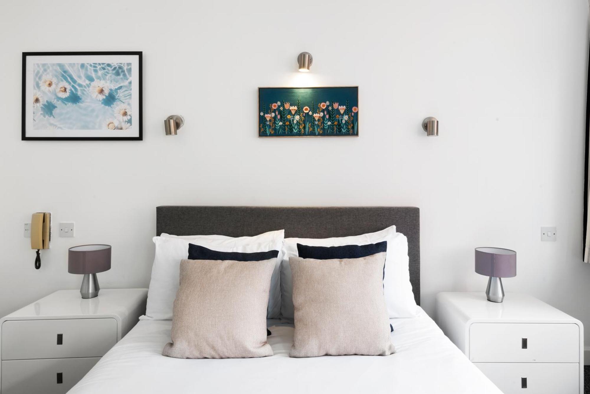 2 Bed Apartment- London- Lift & Balcony * Londra