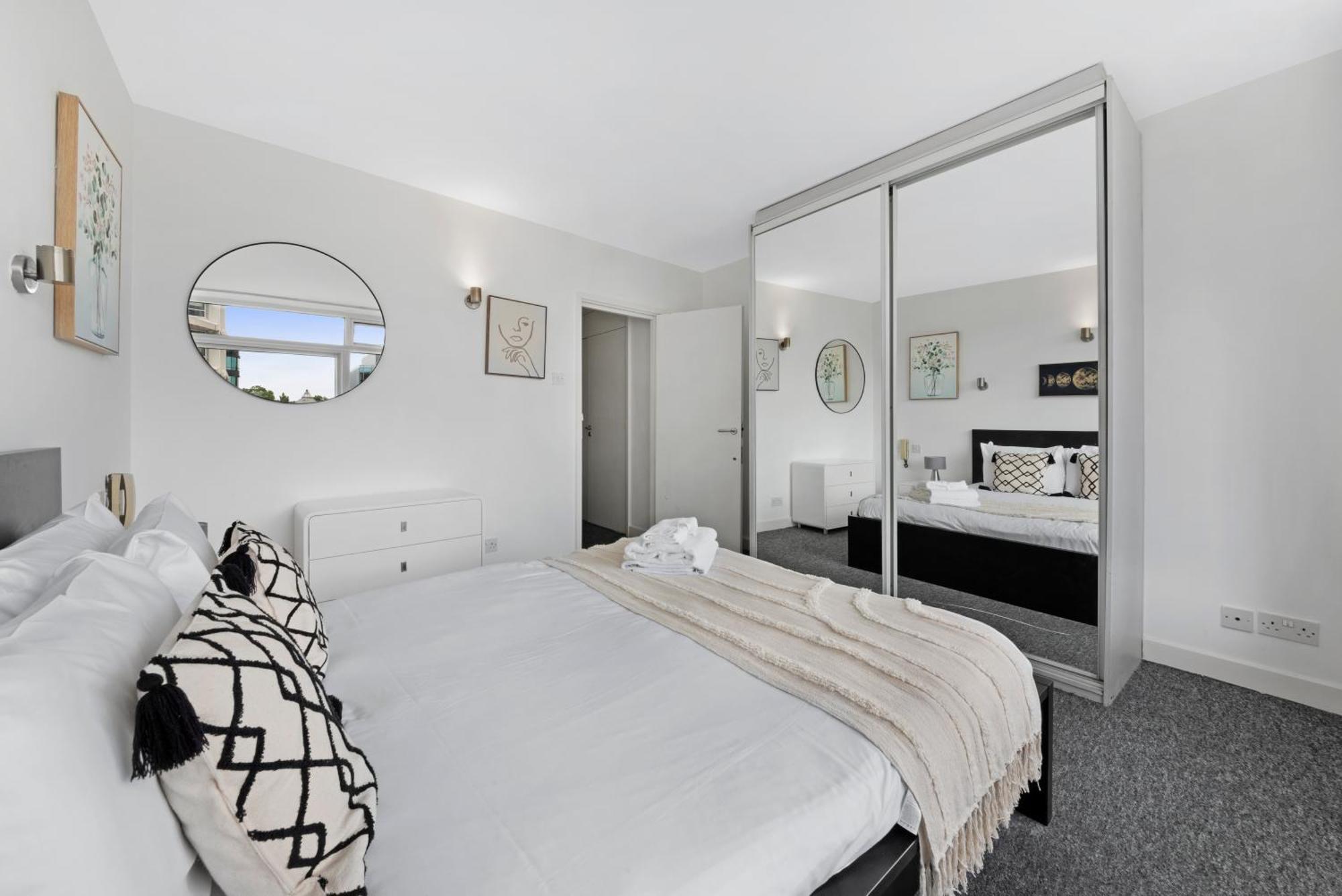 2 Bed Apartment- London- Lift & Balcony Appartamento *
