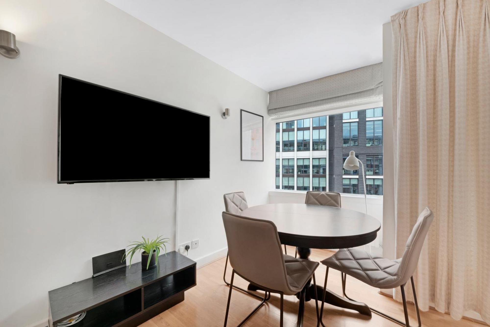 2 Bed Apartment- London- Lift & Balcony Appartamento Londra