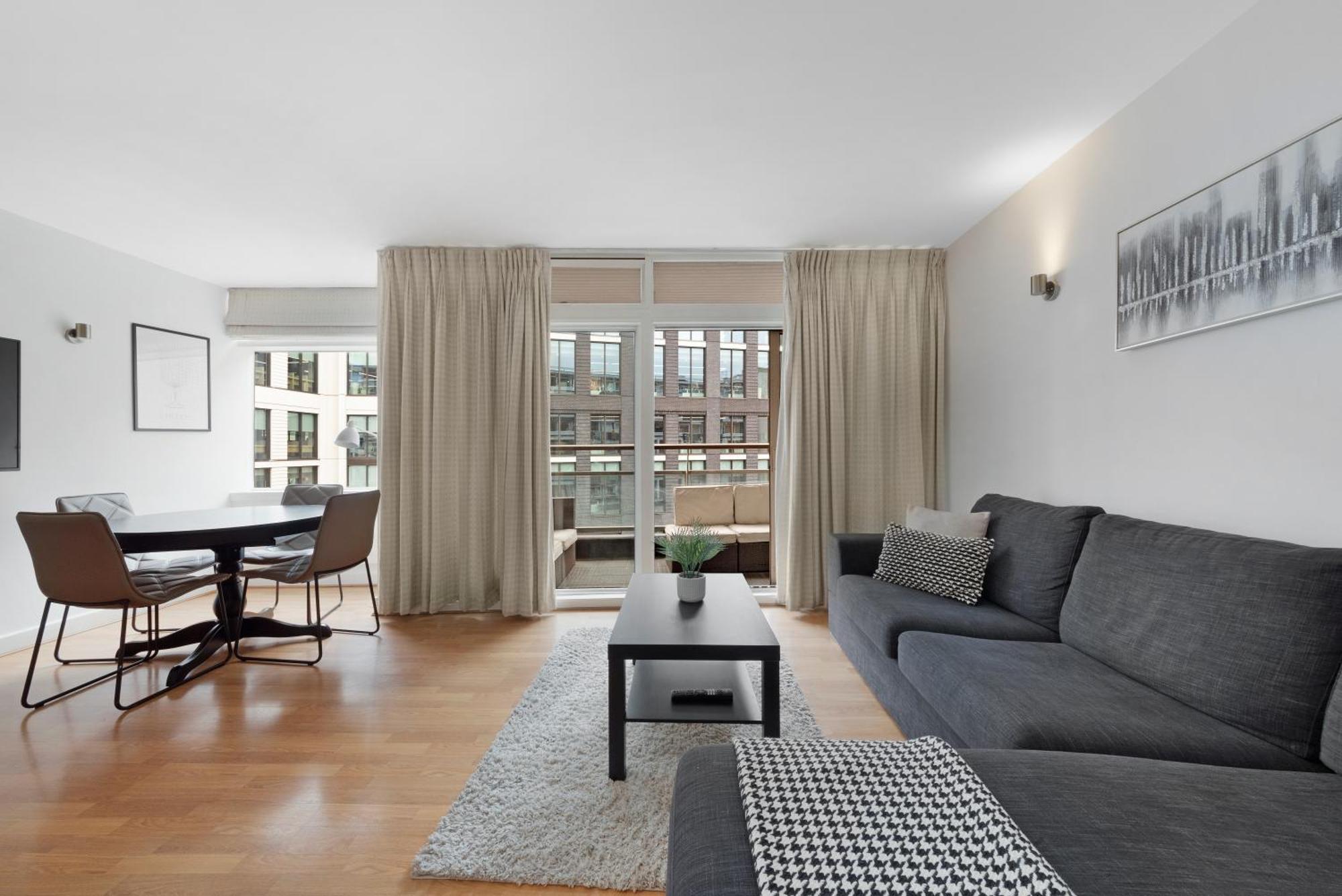 2 Bed Apartment- London- Lift & Balcony Appartamento